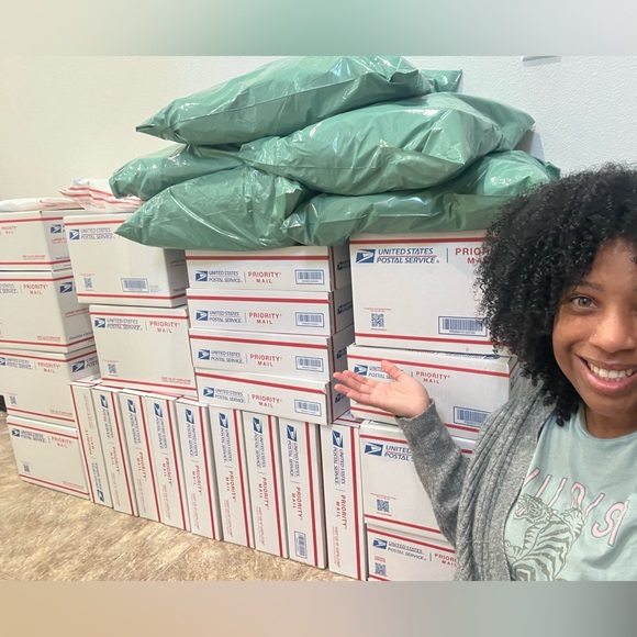 🚨I AM LIVE NOW! Like this listing to be notified when I’m LIVE! - Picture 3 of 7